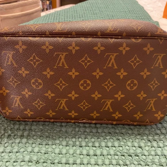 Louis Vuitton Monogram Neverfull MM - Picture 13 of 16